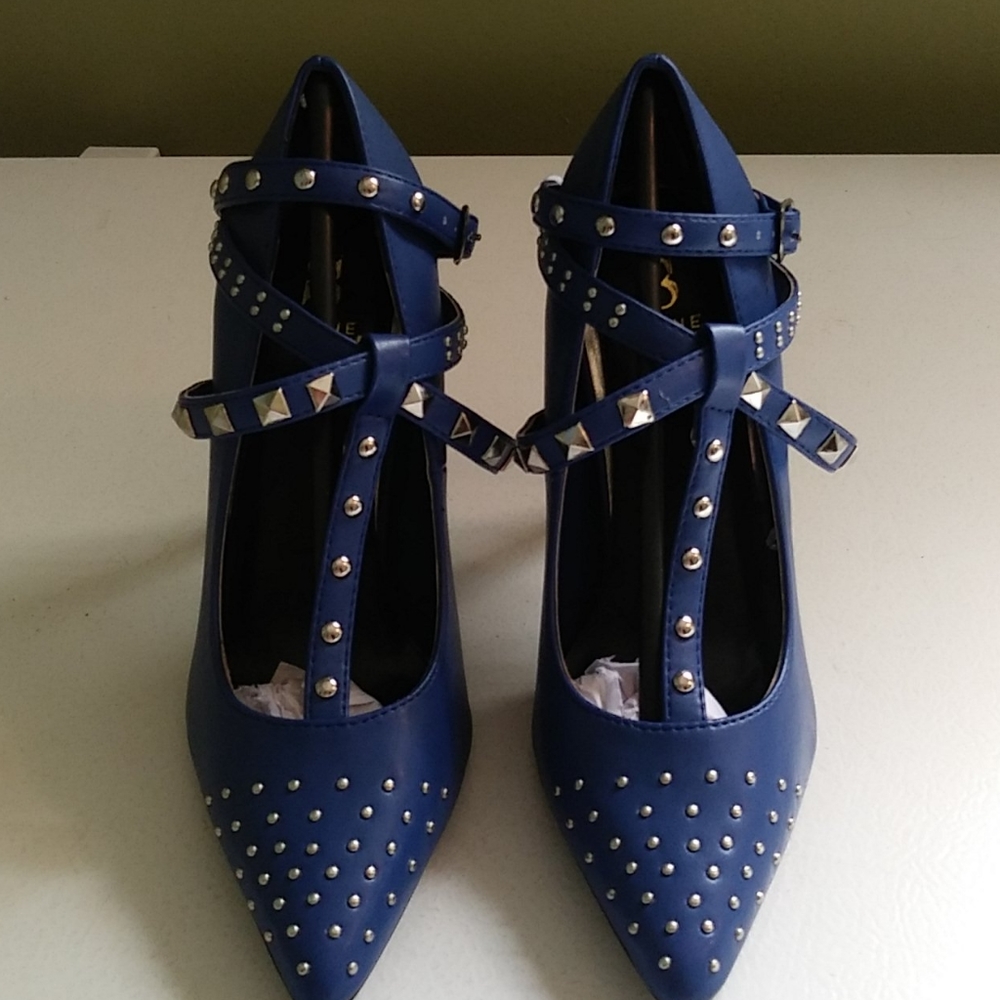 High-Heeled Shoes with Rivets